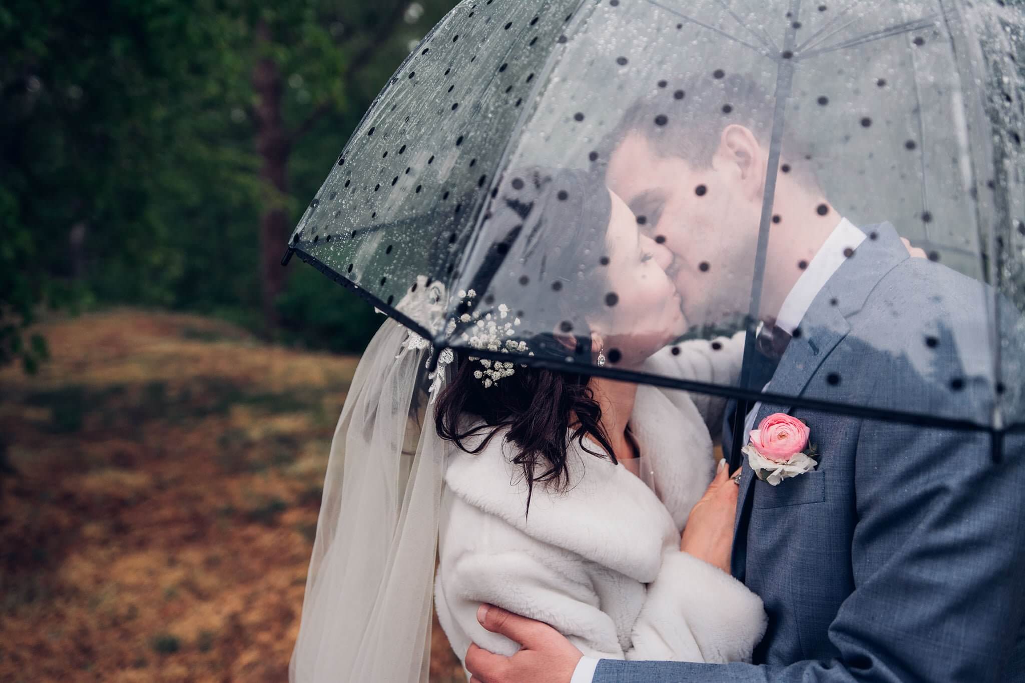 svatba, svatební fotograf, hořice, kuks, svatební foto s deštníkem, svatební fotky za deště